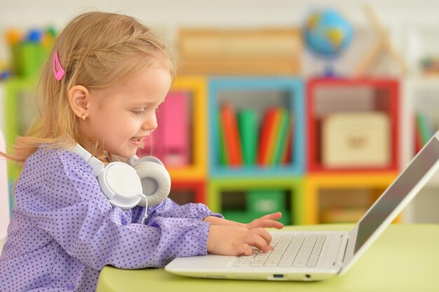 Ragazza che utilizza computer portatile moderno