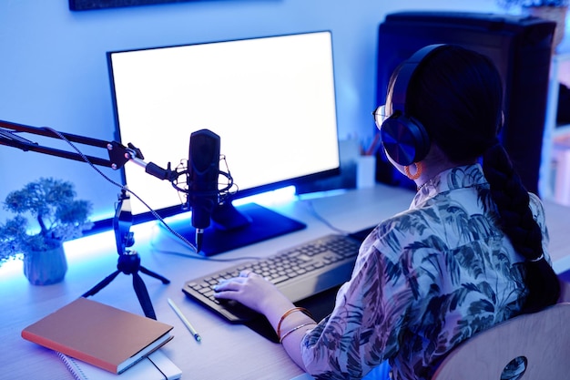 Ragazza che utilizza il computer di notte