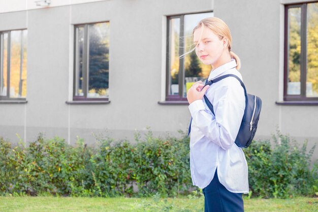 Ragazza che va a scuola al mattino