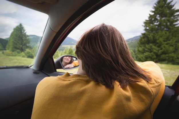 Ragazza che viaggia in macchina