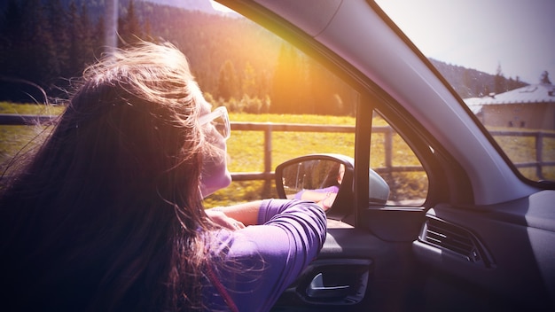 Ragazza che viaggia in macchina