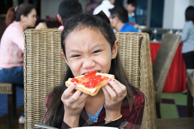 Ragazza, colazione