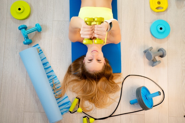 Ragazza con accessori fitness