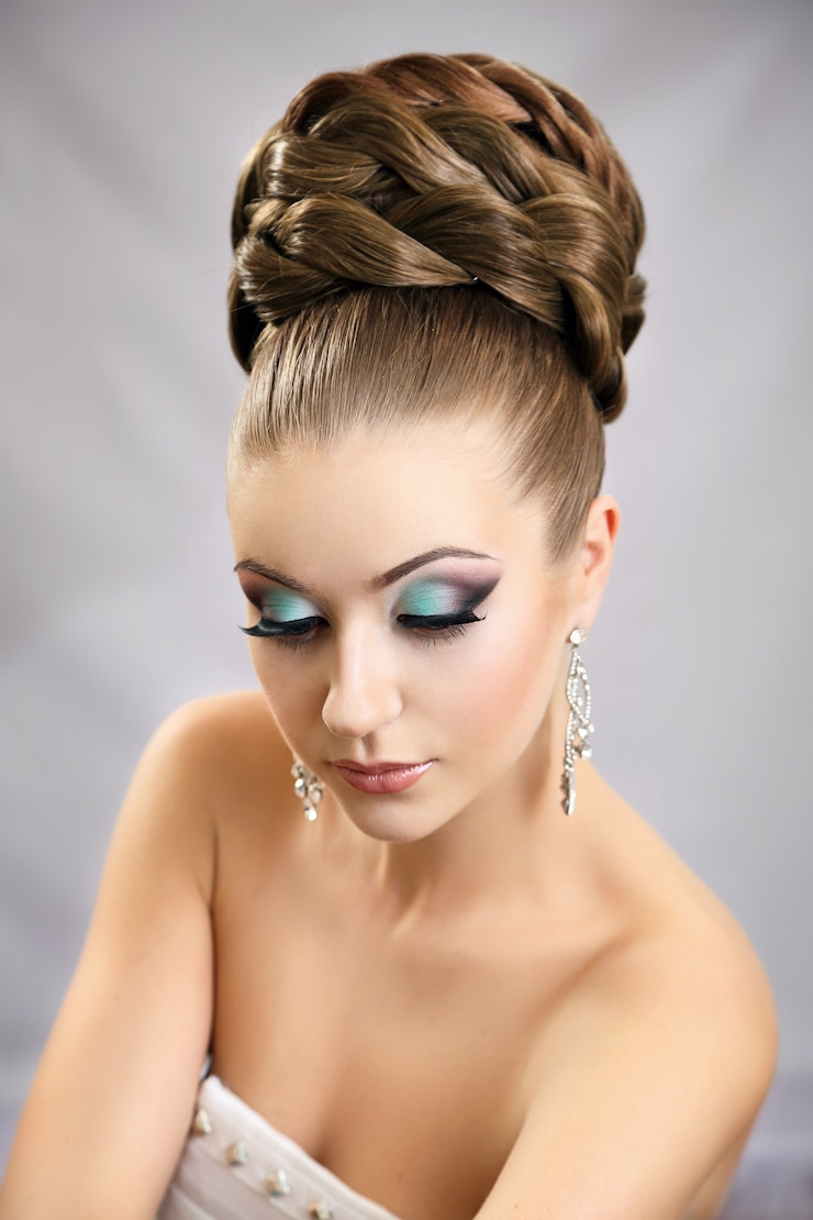 Foto ragazza con acconciatura e trucco