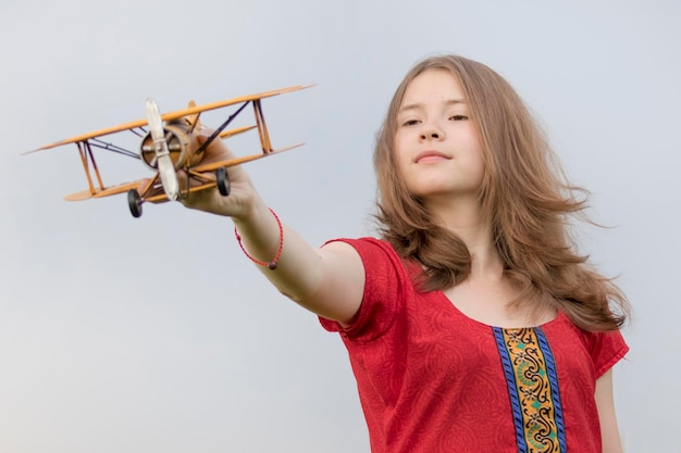 Ragazza con aereo giocattolo