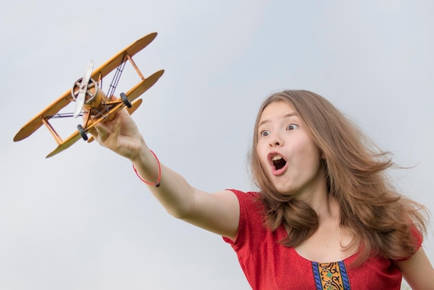 Ragazza con aereo giocattolo