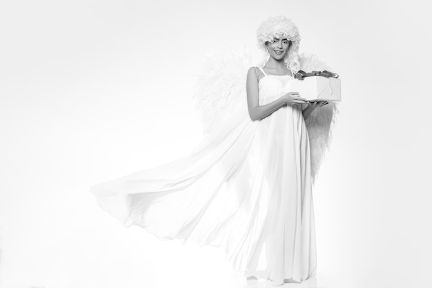 Ragazza con ali d'angelo e vestito bianco angelo ragazza cupido donna