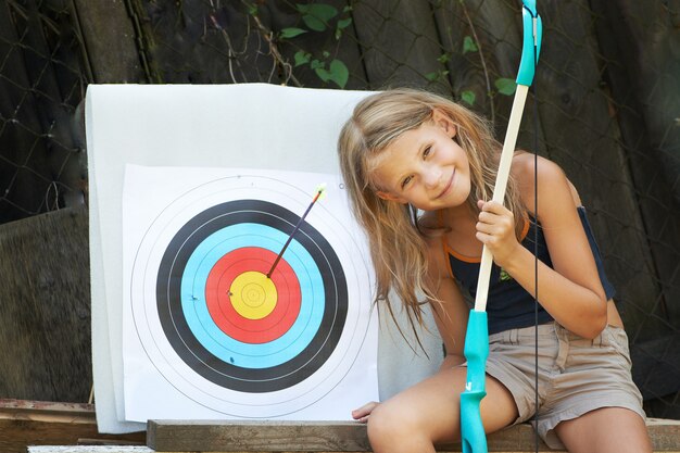 Ragazza con arco e scopo sportivo