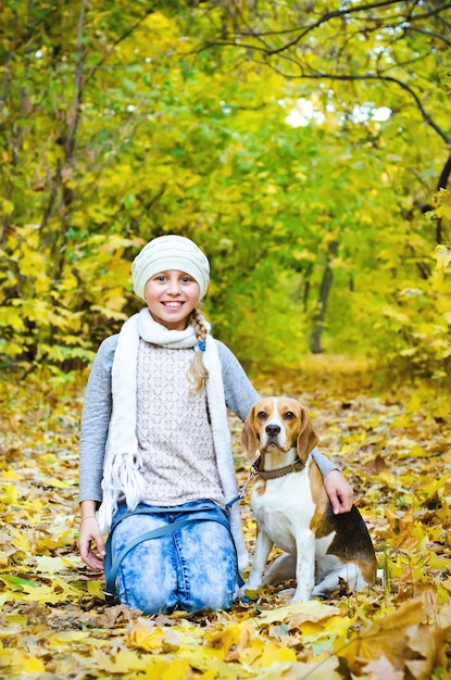 Ragazza con beagle