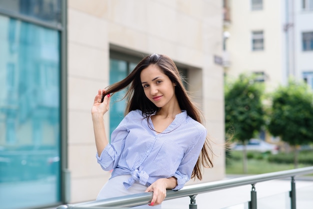 Ragazza con bei capelli per strada.