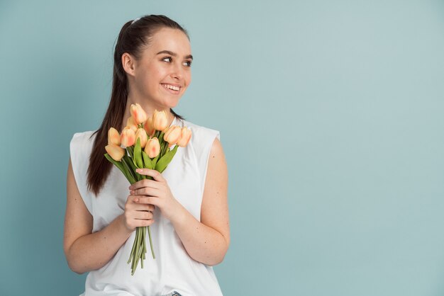 Ragazza con bellissimi fiori isolati