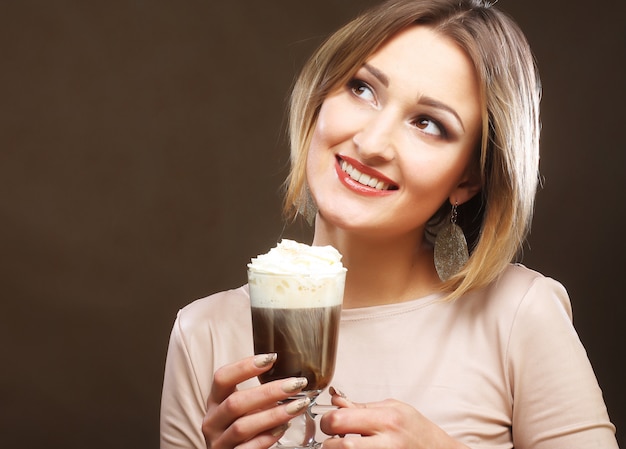 Ragazza con bicchiere di caffè con panna