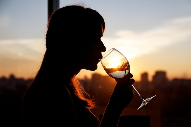 Ragazza con bicchiere di vino Silhouette nera