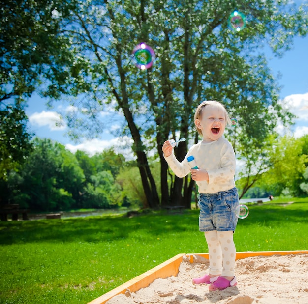 Ragazza Con Bolle Di Sapone