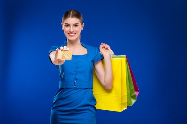 Ragazza con borse e carta di credito in mano