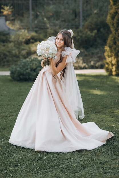 Ragazza con bouquet da sposa