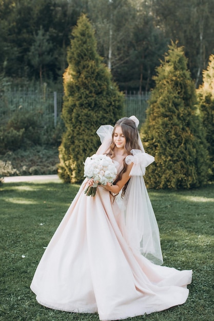 Ragazza con bouquet da sposa