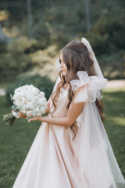 Ragazza con bouquet da sposa