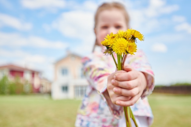 Ragazza con bouquet di denti di leone