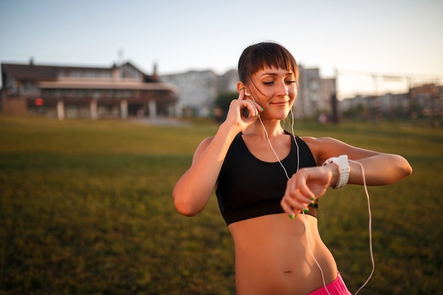 Ragazza con braccialetto fitness da polso all'aperto