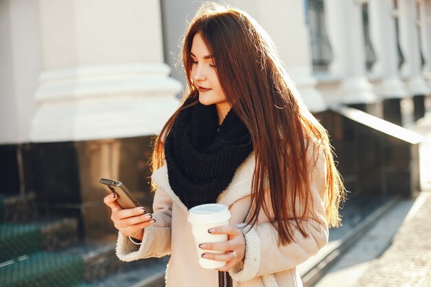 Ragazza con caffè