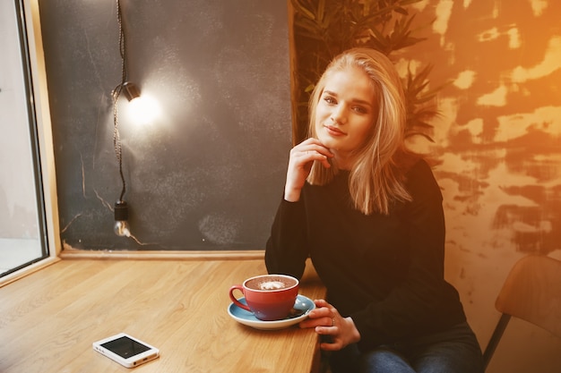 Ragazza con caffè