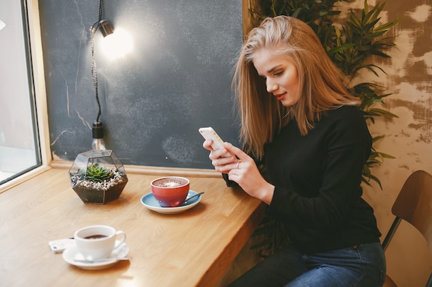 Ragazza con caffè