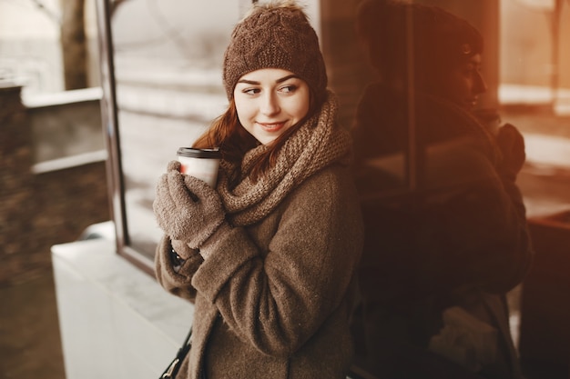 Ragazza con caffè