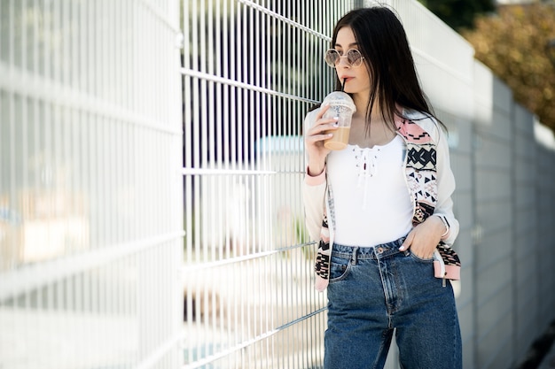 Ragazza con caffè