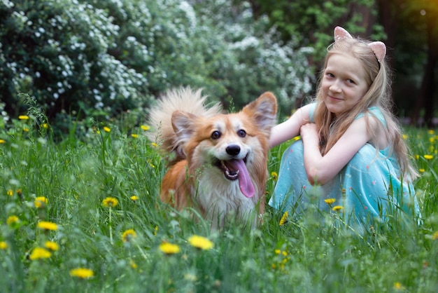 Ragazza con cane all'aperto