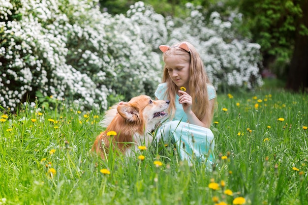 Ragazza con cane all'aperto