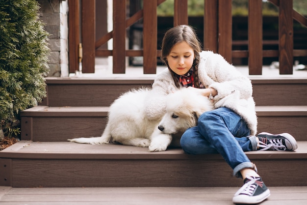 Ragazza con cane fuori