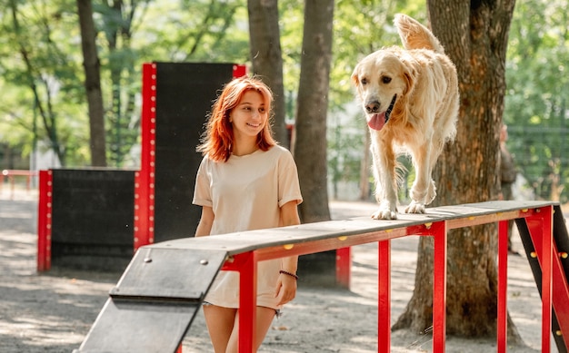 Ragazza con cane golden retriever