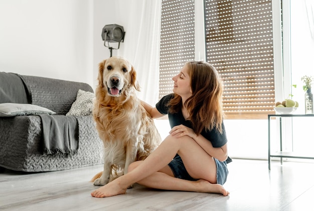 Ragazza con cane golden retriever