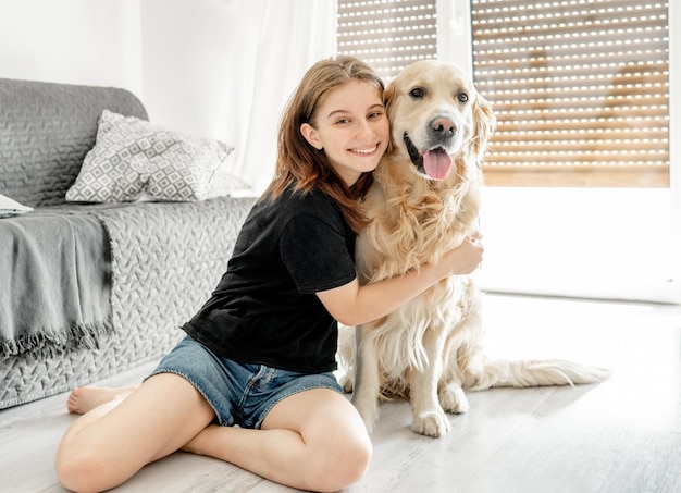 Ragazza con cane golden retriever