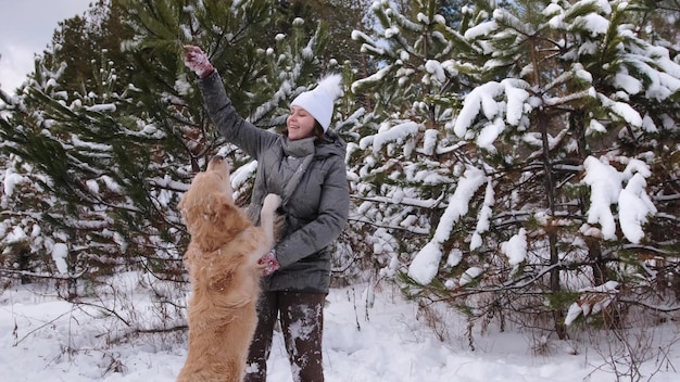 Ragazza con cane golden retriever