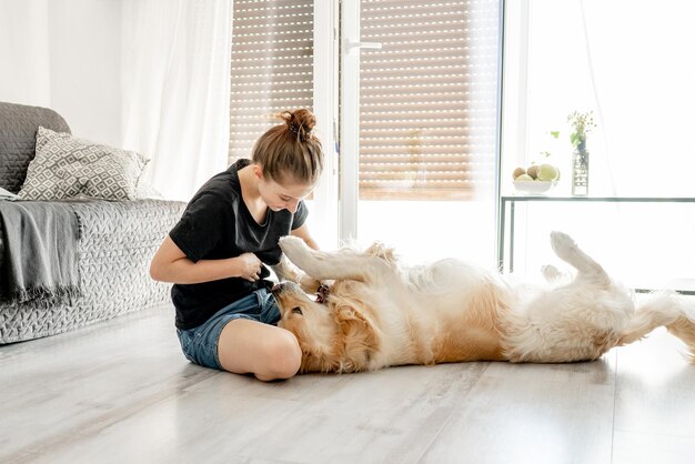 Ragazza con cane golden retriever