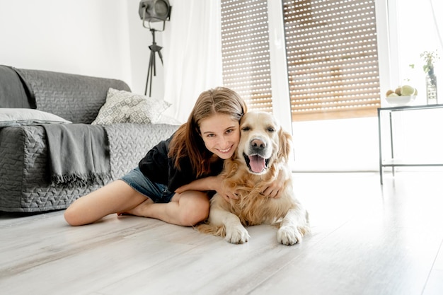 Ragazza con cane golden retriever