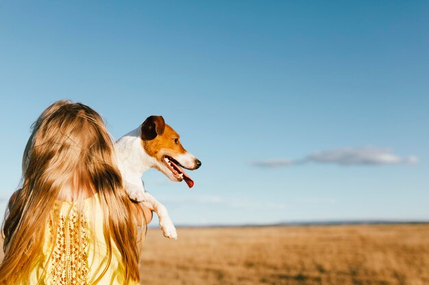 Ragazza con cane in un campo