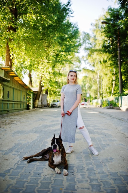 Ragazza con cane pitbull terrier su una passeggiata