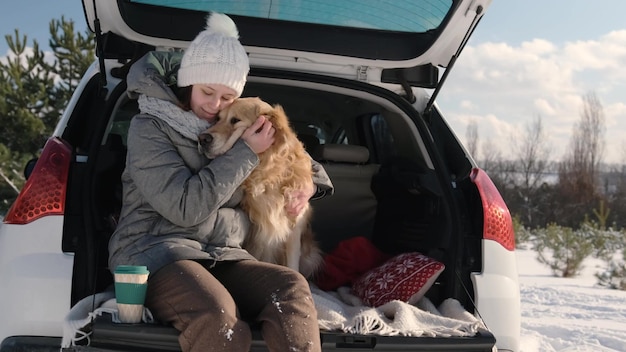 Ragazza con cani golden retriever