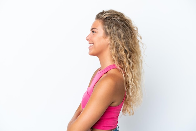 Ragazza con capelli ricci isolata su sfondo bianco in posizione laterale