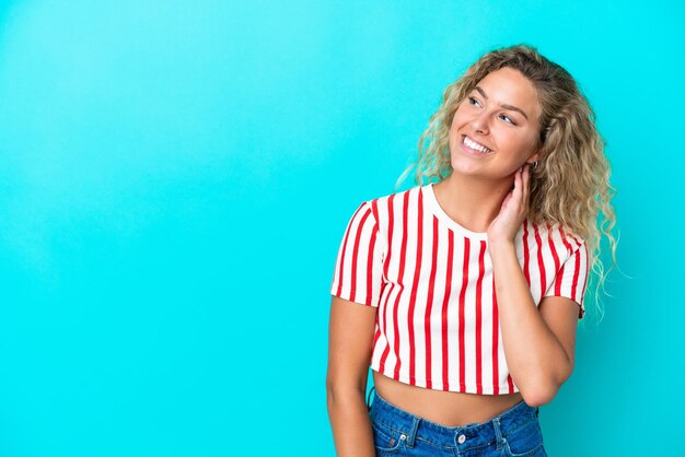 Ragazza con capelli ricci isolati su sfondo blu pensando a un'idea