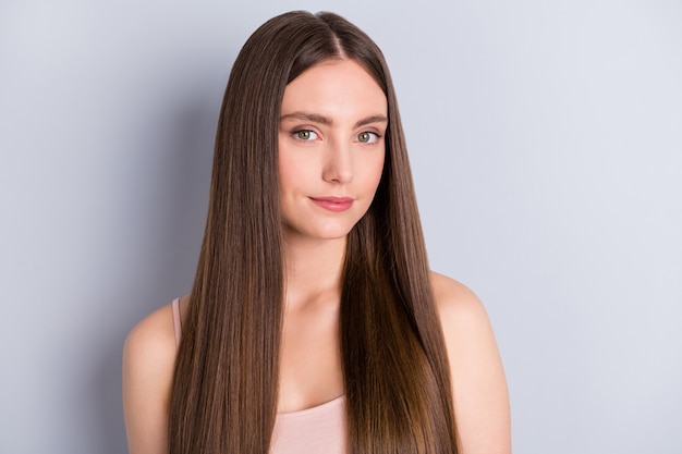 ragazza con capelli sani isolati su grigio