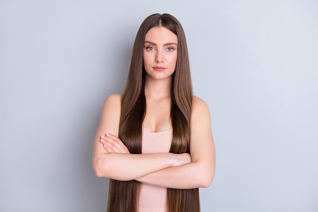 ragazza con capelli sani isolati su grigio