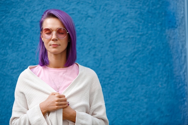 Ragazza con capelli viola sull'azzurro