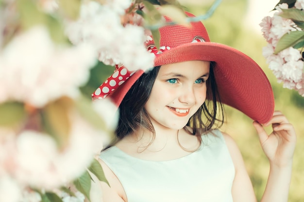 Ragazza con cappello con fiore