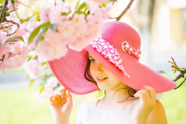 Ragazza con cappello con fiore