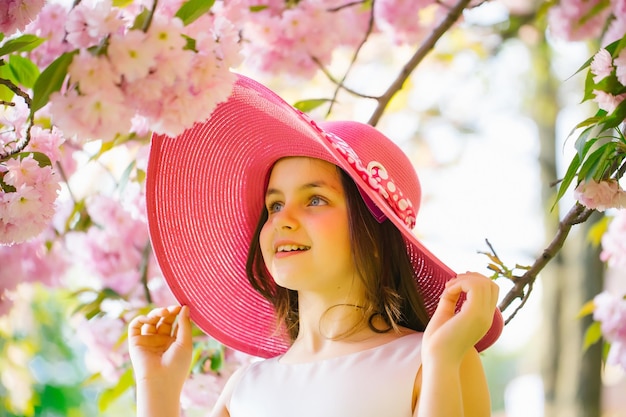 Ragazza con cappello con fiore