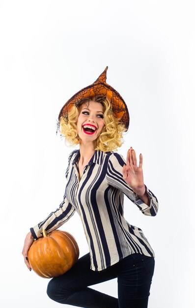 Ragazza con cappello da strega ragazza sorridente con cappello da strega con dolcetto o scherzetto della festa di halloween della zucca
